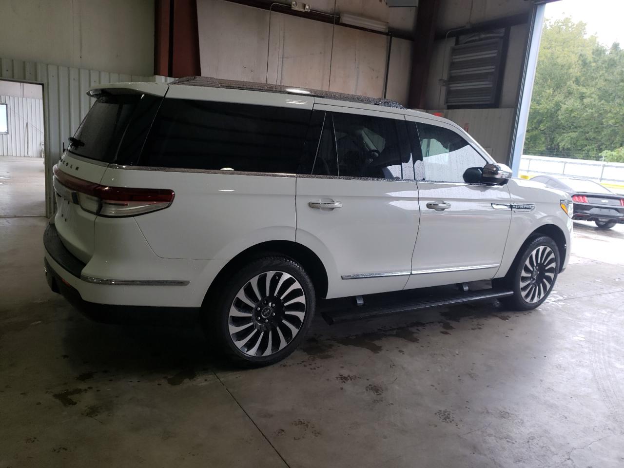 Image 3 of 2022 LINCOLN NAVIGATOR BLACK LABEL 2022 with VIN 5LMJJ2TT4NEL17947