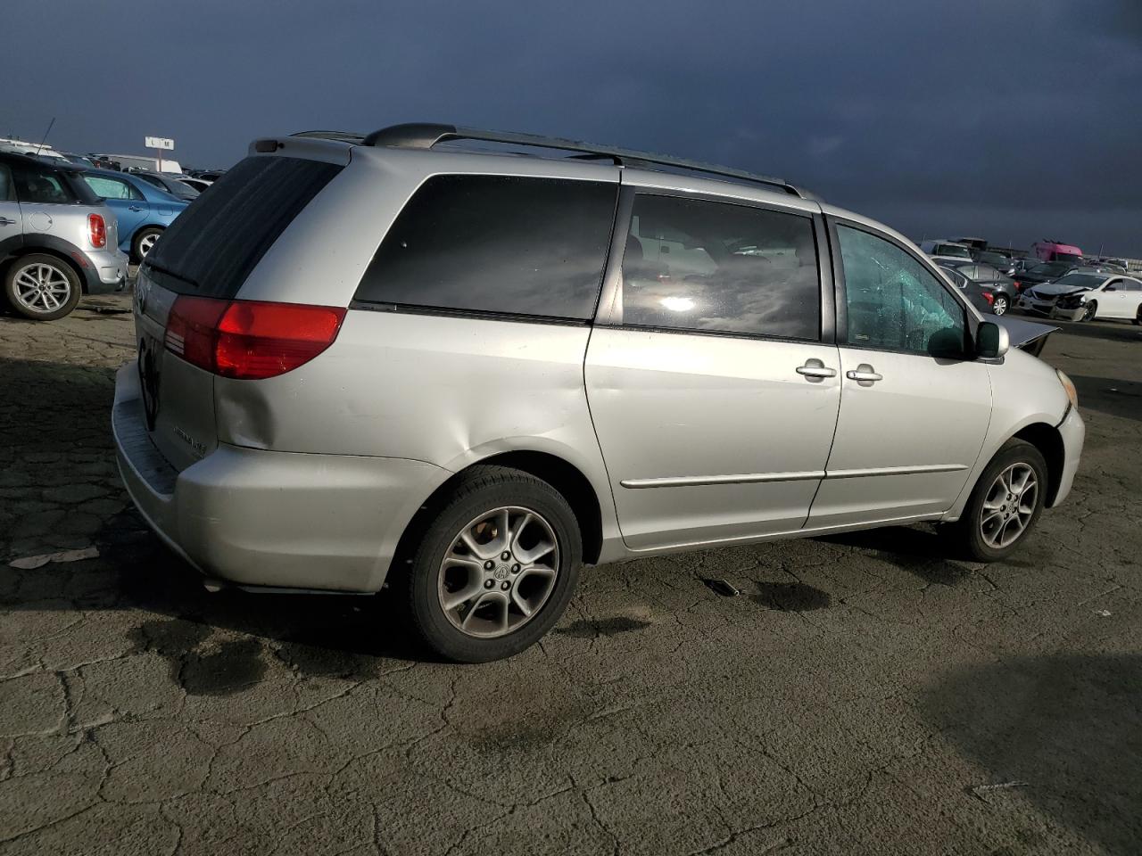 Image 3 of 2004 TOYOTA SIENNA XLE 2004 with VIN 5TDBA22CX4S026469
