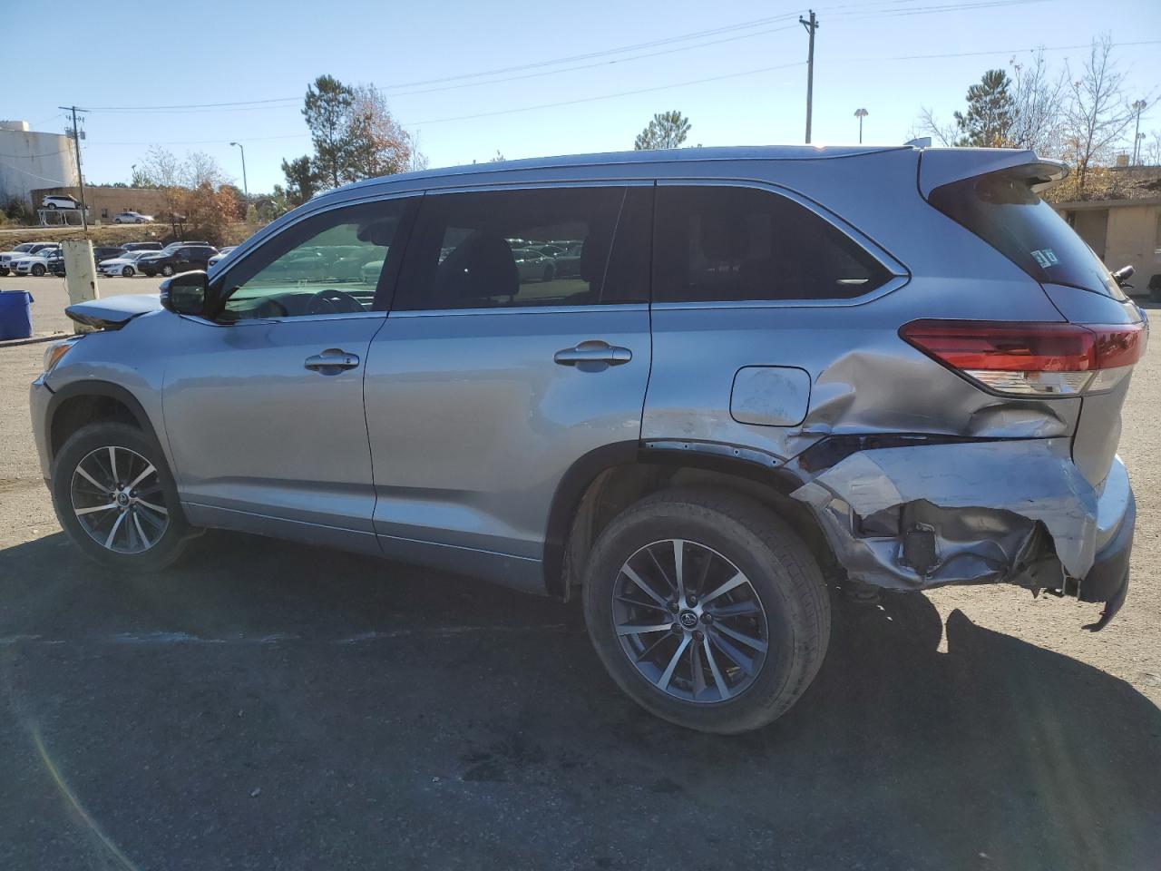 Obraz 2 z 2017 TOYOTA HIGHLANDER SE 2017 z VIN 5TDKZRFH0HS192934