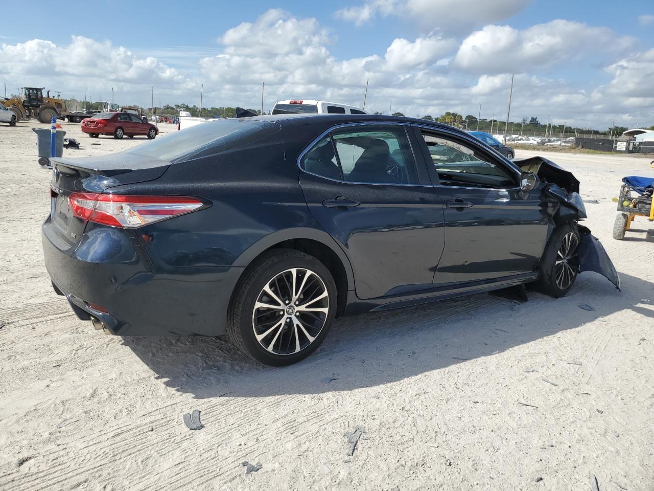 Obraz 3 z 2020 TOYOTA CAMRY SE 2020 z VIN 4T1G11AK0LU857364