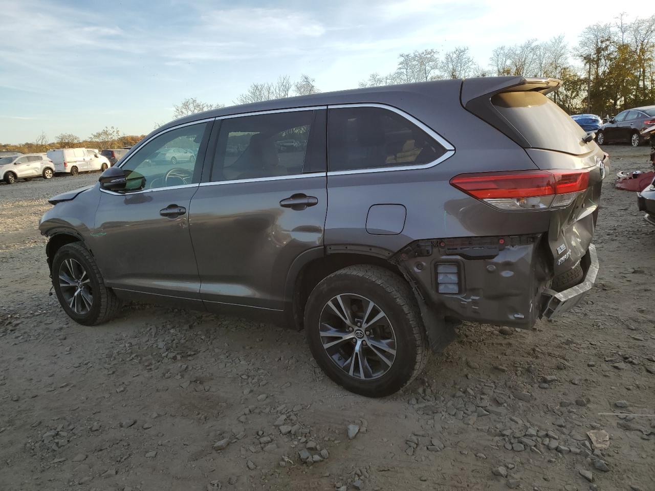 Obraz 2 z 2017 TOYOTA HIGHLANDER LE 2017 z VIN 5TDZARFH8HS032466
