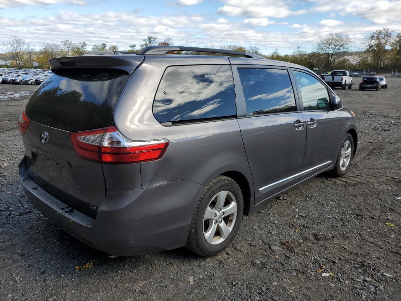 Изображение 3 2017 TOYOTA SIENNA LE 2017 с VIN 5TDKZ3DC2HS895570