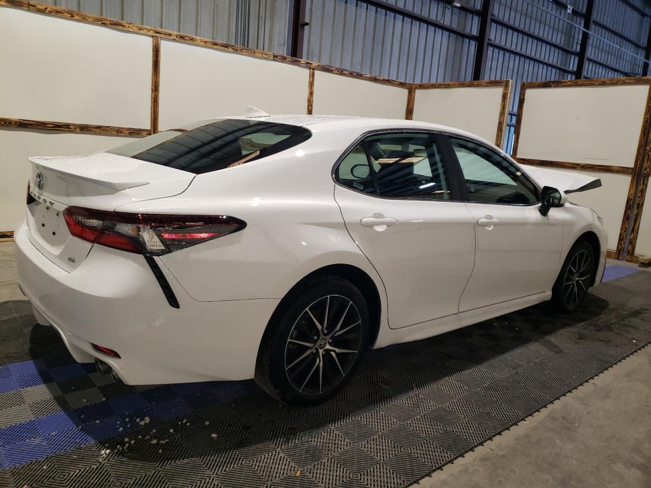 Изображение 3 2024 TOYOTA CAMRY SE NIGHT SHADE 2024 с VIN 4T1G11AKXRU188707
