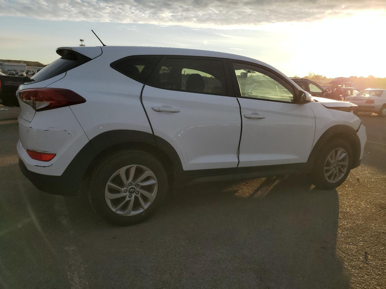 Изображение 3 2018 HYUNDAI TUCSON SE 2018 с VIN KM8J23A46JU822356