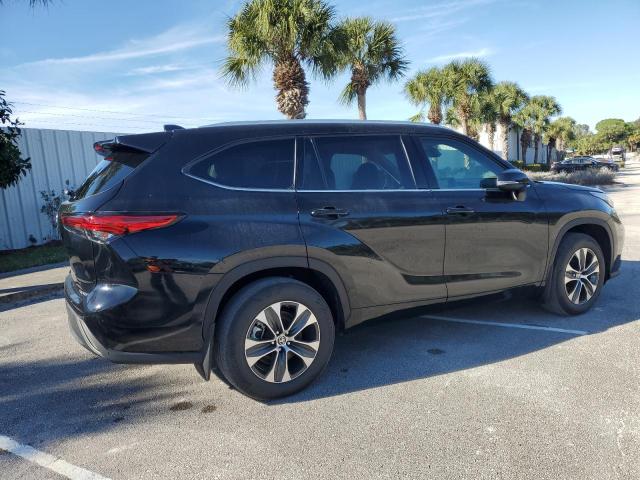 Image 3 of 2022 TOYOTA HIGHLANDER XLE 2022 with VIN 5TDHZRBH5NS570578
