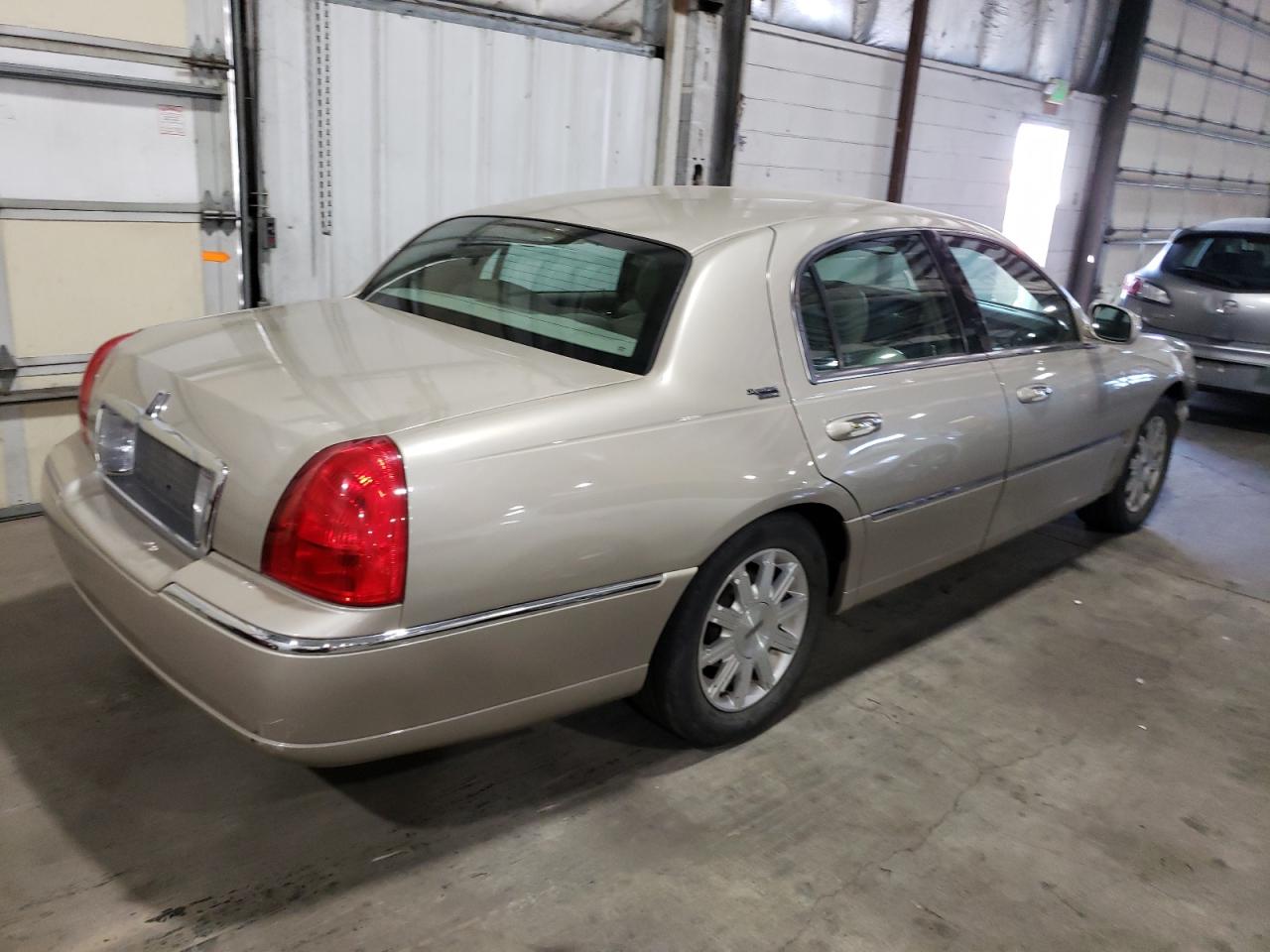 Image 3 of 2009 LINCOLN TOWN CAR SIGNATURE LIMITED 2009 with VIN 2LNHM82VX9X617091