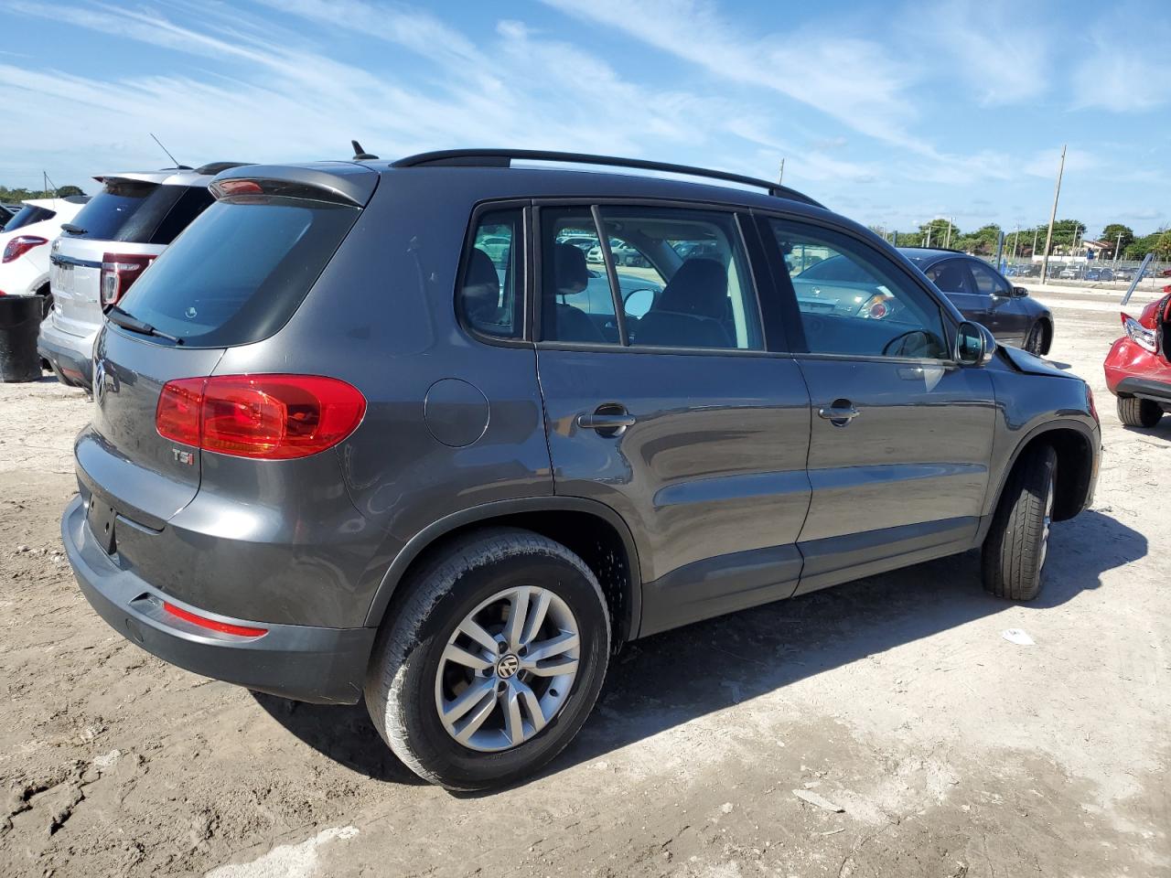 Obraz 3 z 2016 VOLKSWAGEN TIGUAN S 2016 z VIN WVGAV7AX2GW590280