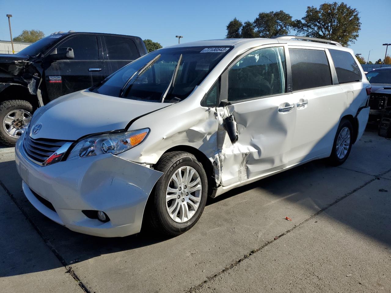 Obraz 1 z 2015 TOYOTA SIENNA XLE 2015 z VIN 5TDYK3DC2FS647055