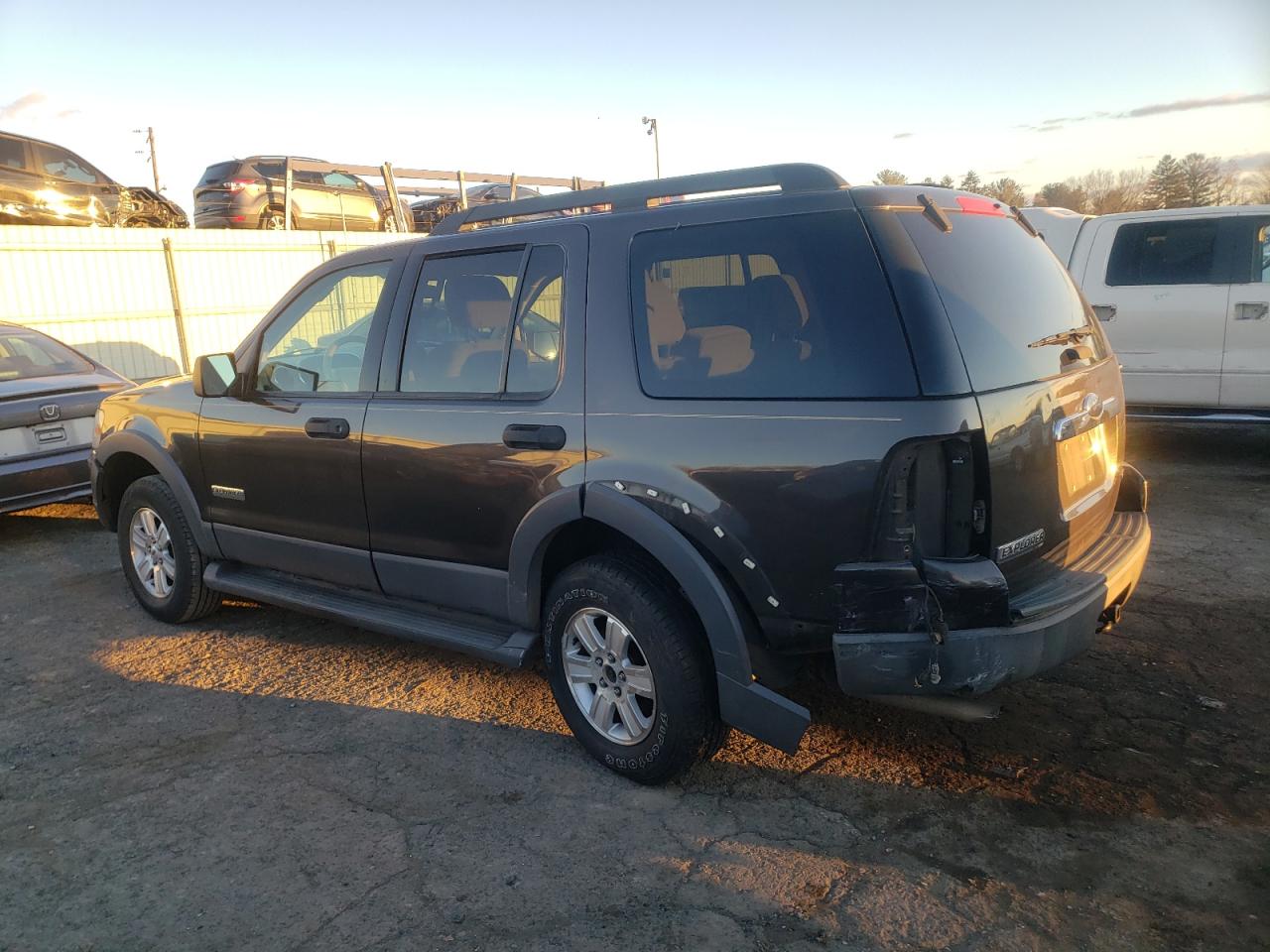 Изображение 2 2006 FORD EXPLORER XLT 2006 с VIN 1FMEU73E26UA71305