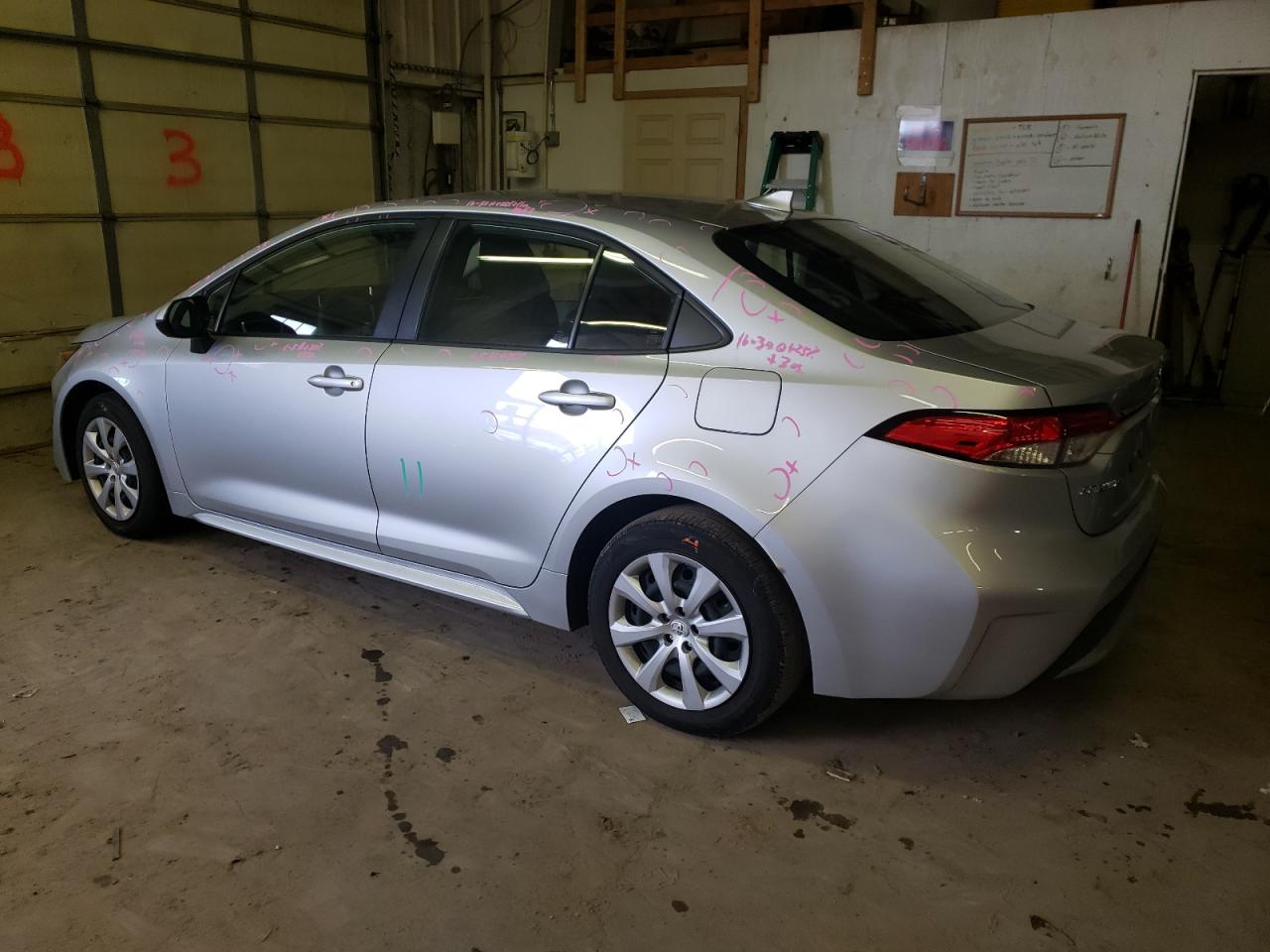Obraz 2 z 2020 TOYOTA COROLLA LE 2020 z VIN JTDEPRAE6LJ104801