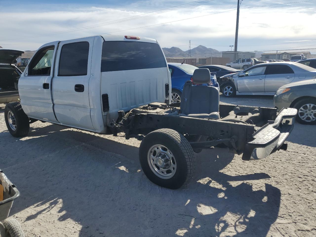 Image 2 of 2005 CHEVROLET SILVERADO C2500 HEAVY DUTY 2005 with VIN 1GCHC23U85F822506