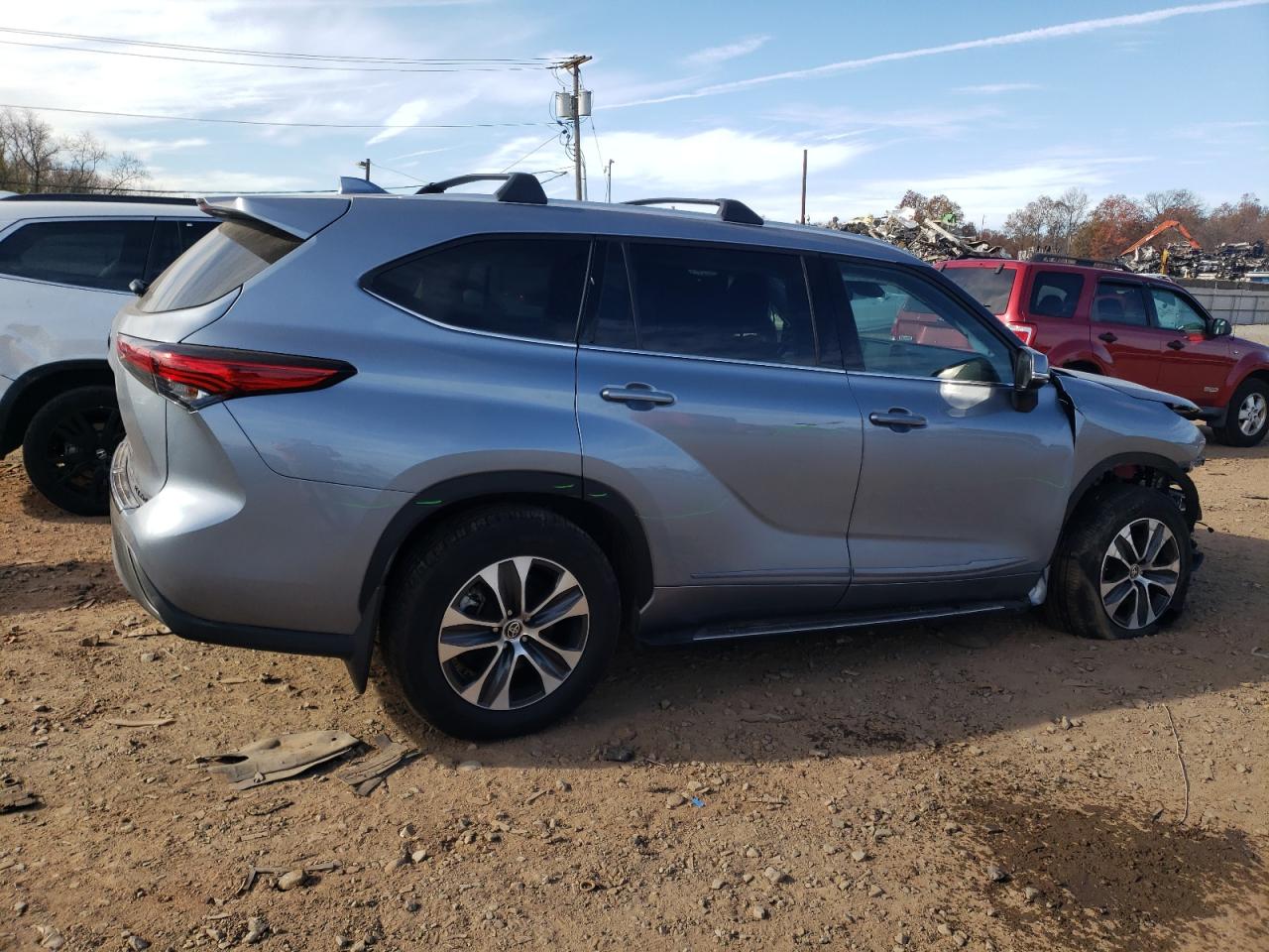 Изображение 3 2022 TOYOTA HIGHLANDER XLE 2022 с VIN 5TDGZRBH7NS221174