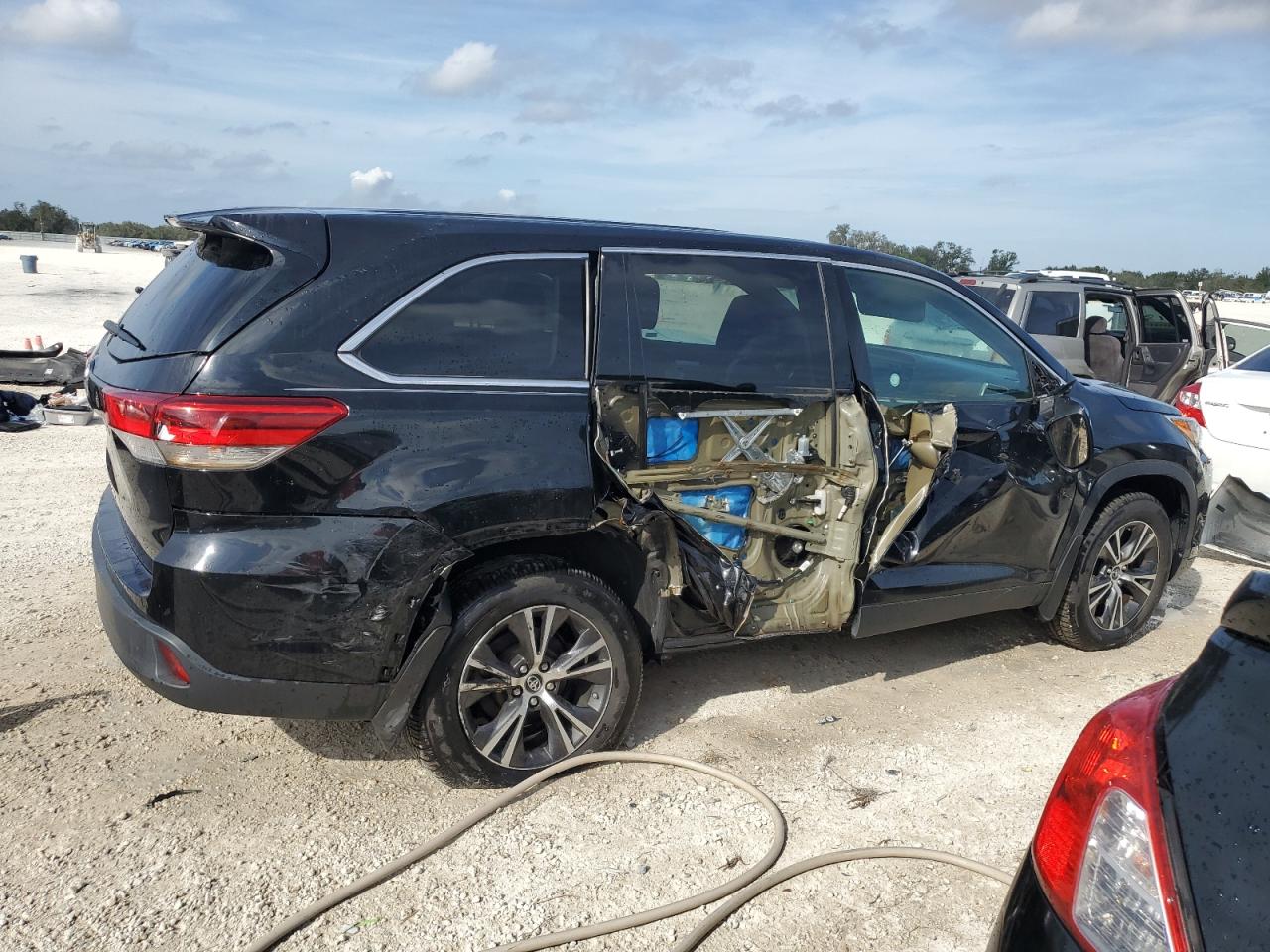 Изображение 3 2019 TOYOTA HIGHLANDER LE 2019 с VIN 5TDZARFHXKS044609