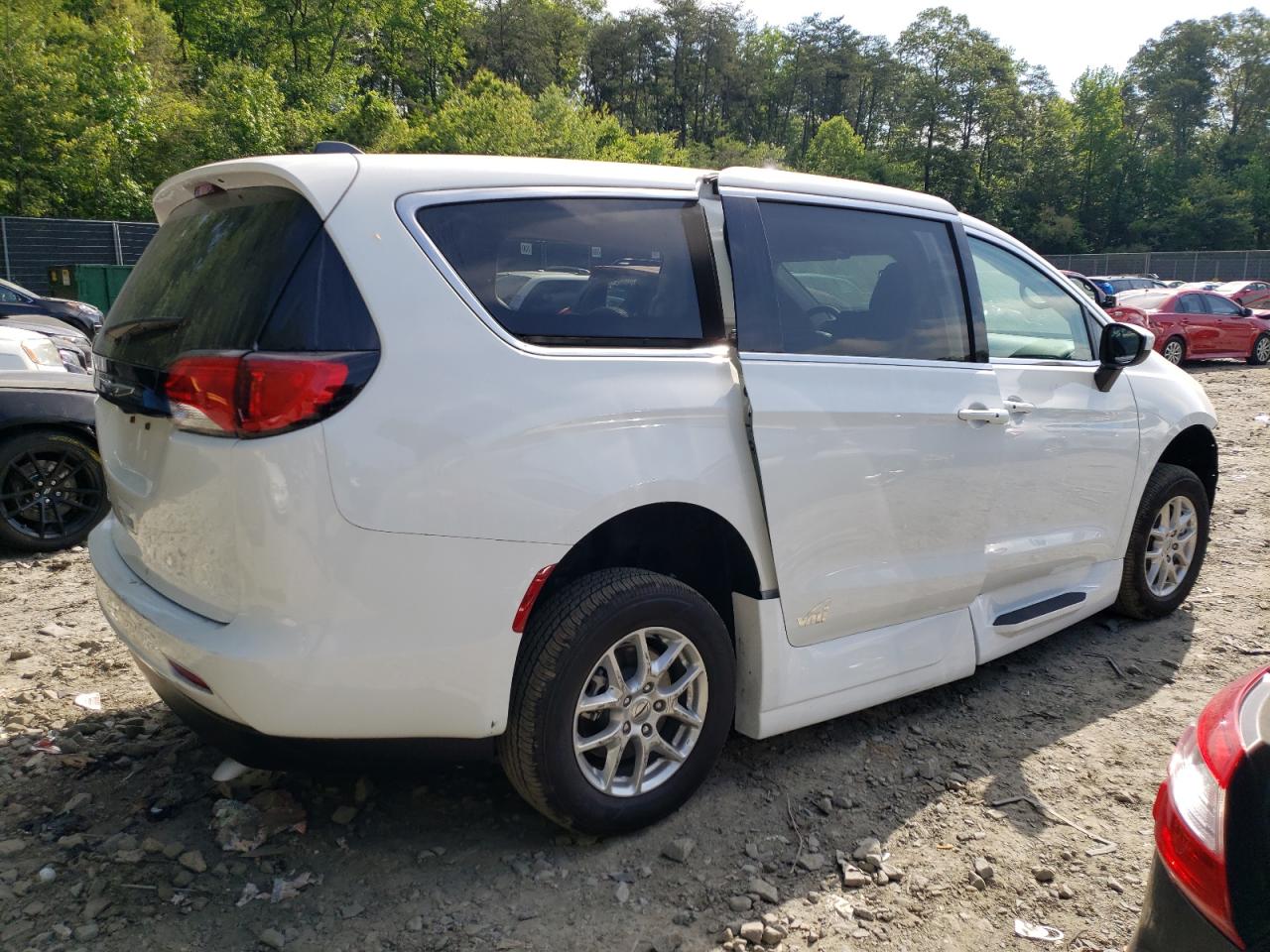 Image 3 of 2022 CHRYSLER VOYAGER LX 2022 with VIN 2C4RC1CG0NR172586