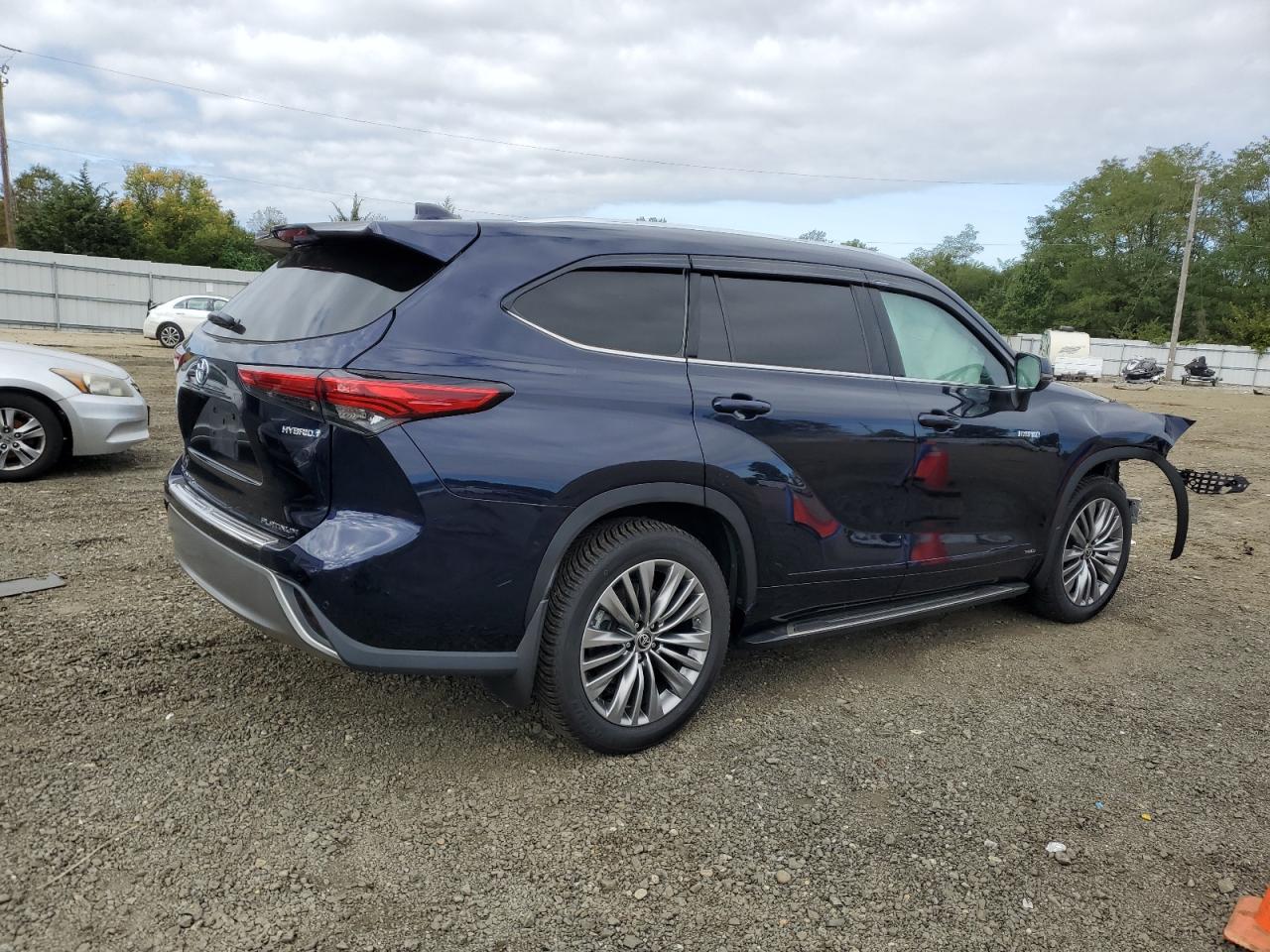 Изображение 3 2021 TOYOTA HIGHLANDER HYBRID PLATINUM 2021 с VIN 5TDEBRCHXMS019776