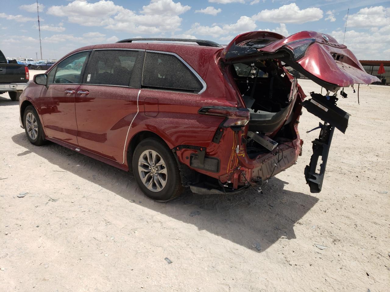 Изображение 2 2023 TOYOTA SIENNA XLE 2023 с VIN 5TDYRKEC7PS144692