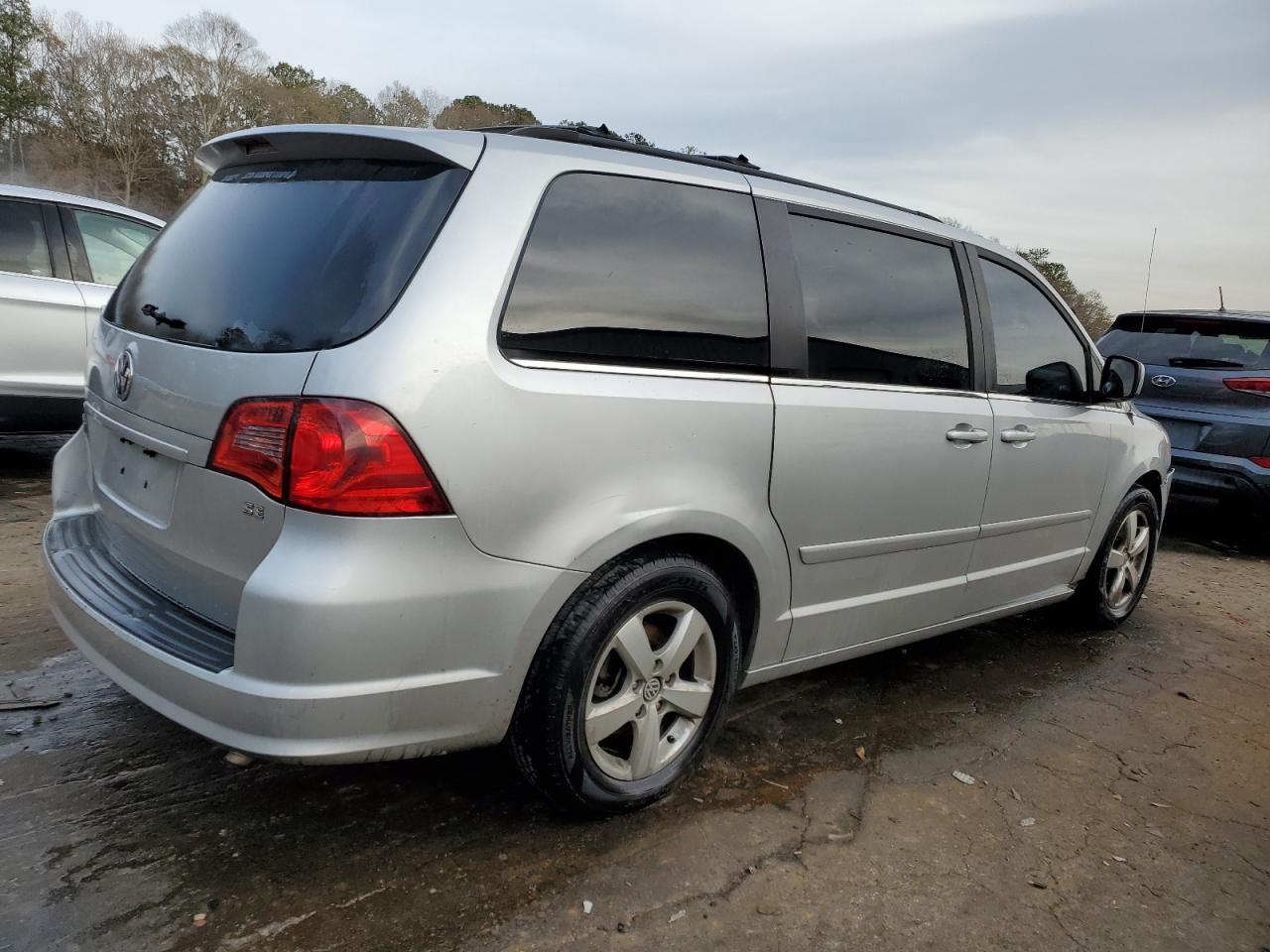 Image 3 of 2009 VOLKSWAGEN ROUTAN SE 2009 with VIN 2V8HW34199R546048