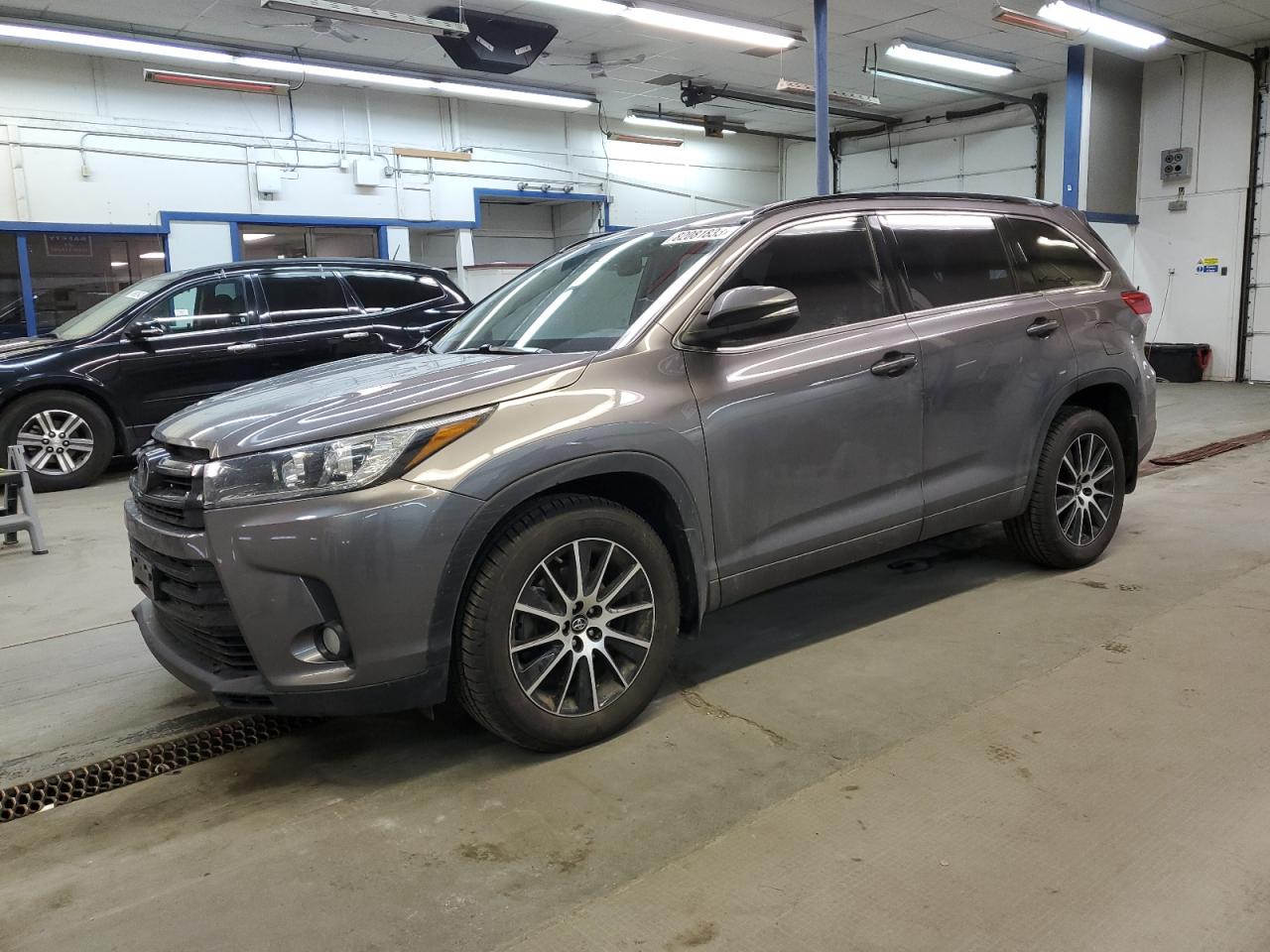 Image 1 of 2018 TOYOTA HIGHLANDER SE 2018 with VIN 5TDJZRFH8JS870024