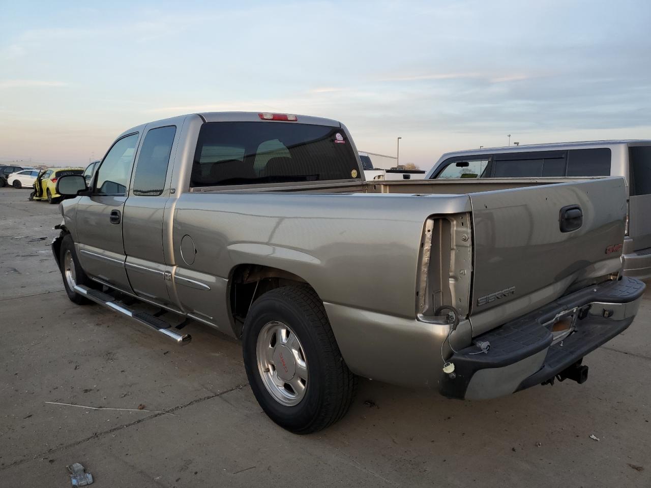 Obraz 2 z 2001 GMC NEW SIERRA C1500 2001 z VIN 1GTEC19T41Z180516