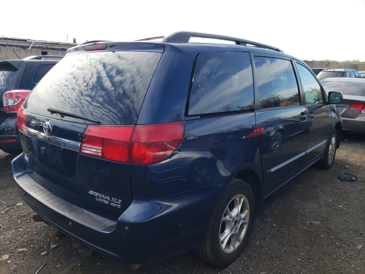 Image 3 of 2004 TOYOTA SIENNA XLE 2004 with VIN 5TDBA22C84S023845