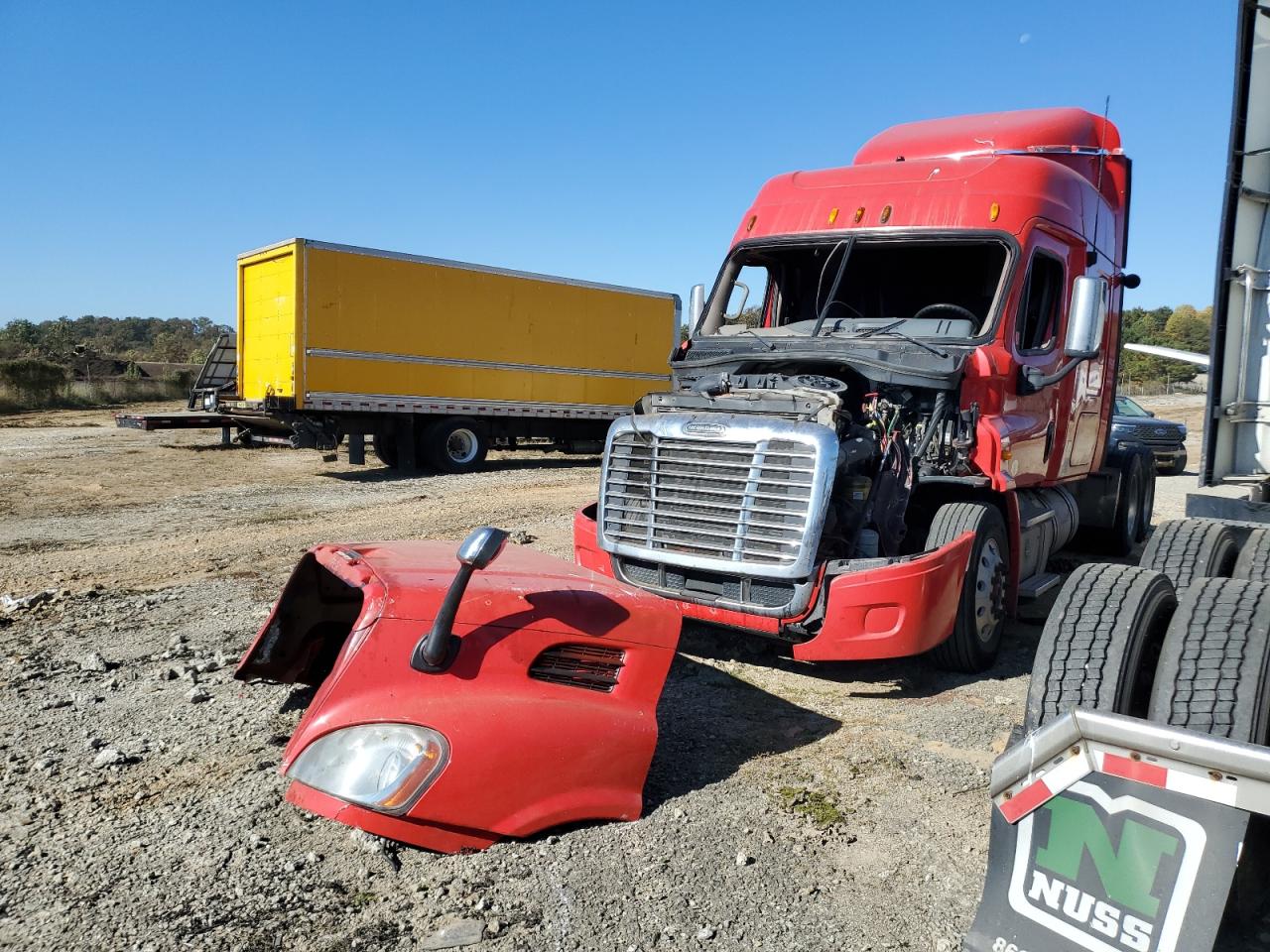 Image 2 of 2013 FREIGHTLINER CASCADIA 113  2013 with VIN 1FUJGHDV6DLFF3560