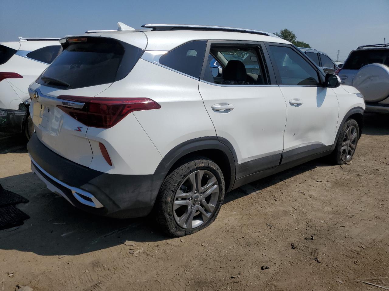 Image 3 of 2021 KIA SELTOS S 2021 with VIN KNDEU2AA8M7228645