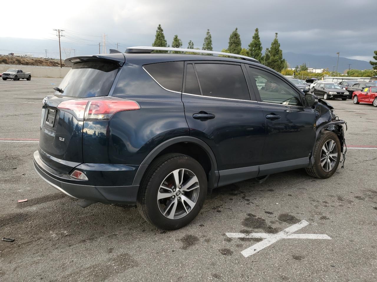 Obraz 3 z 2017 TOYOTA RAV4 XLE 2017 z VIN JTMWFREV8HJ106493