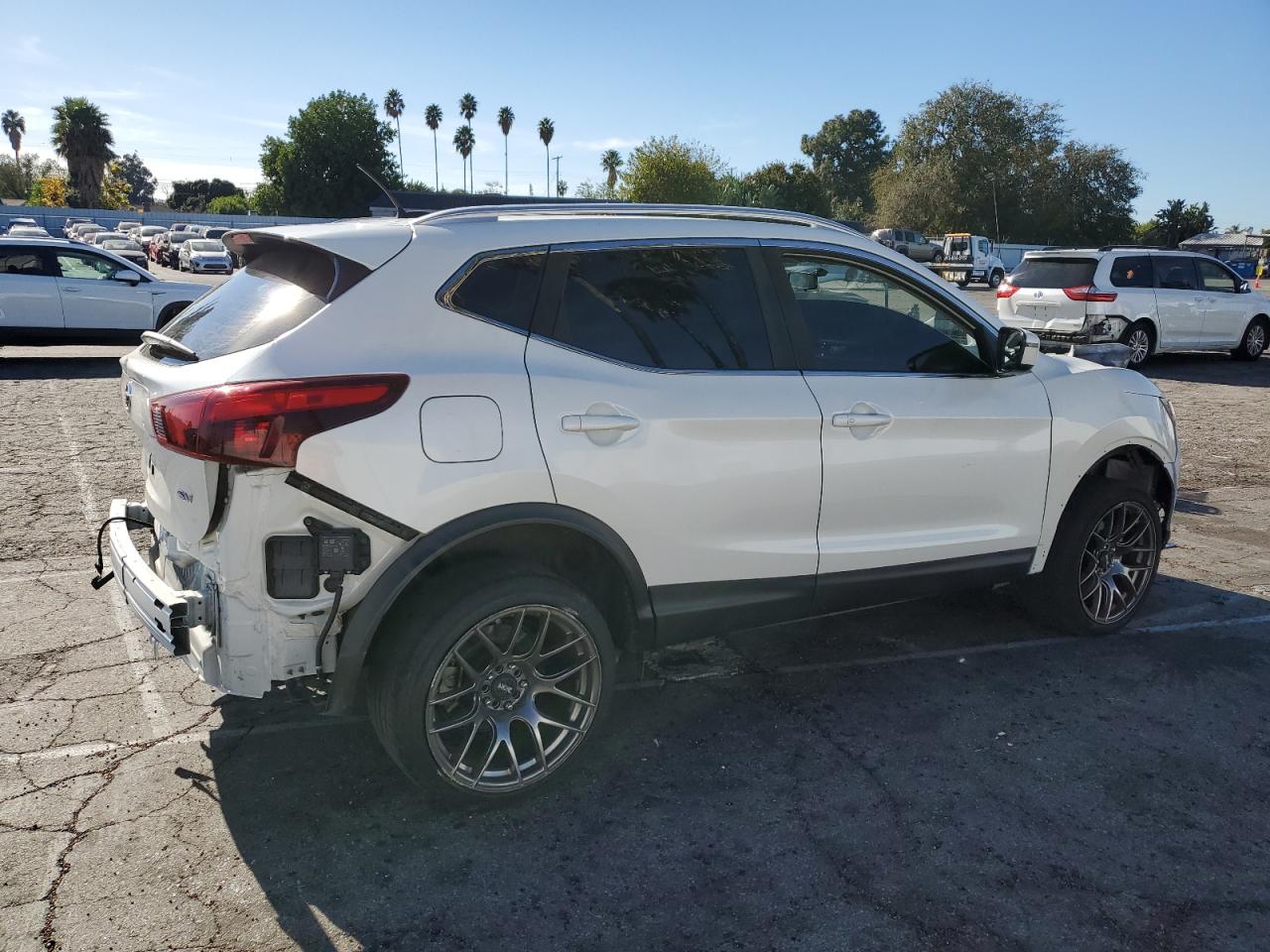 Изображение 3 Nissan Rogue Sport S 2018 с VIN JN1BJ1CP9JW150288