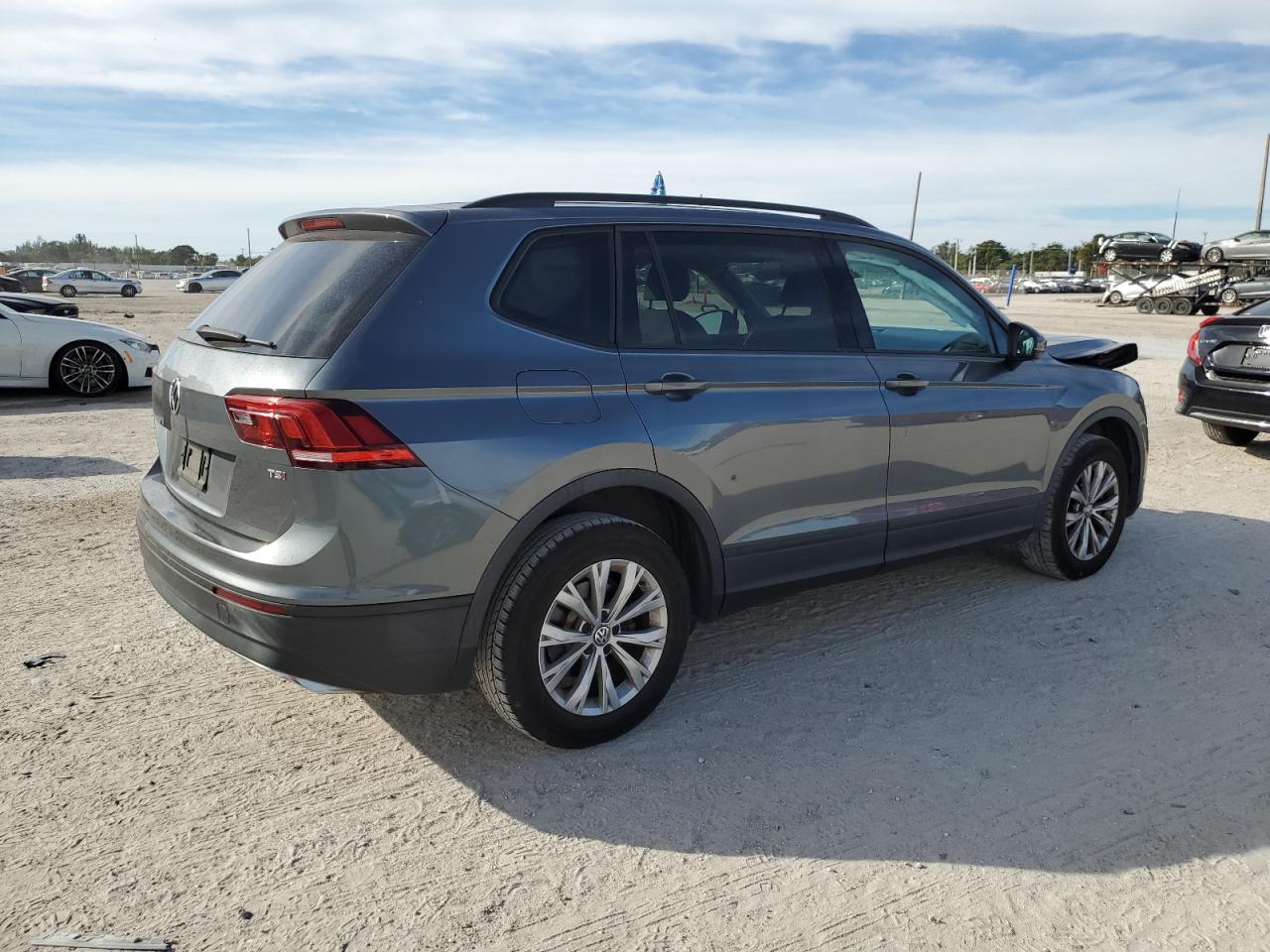 Obraz 3 z 2018 VOLKSWAGEN TIGUAN S 2018 z VIN 3VV1B7AX1JM097499