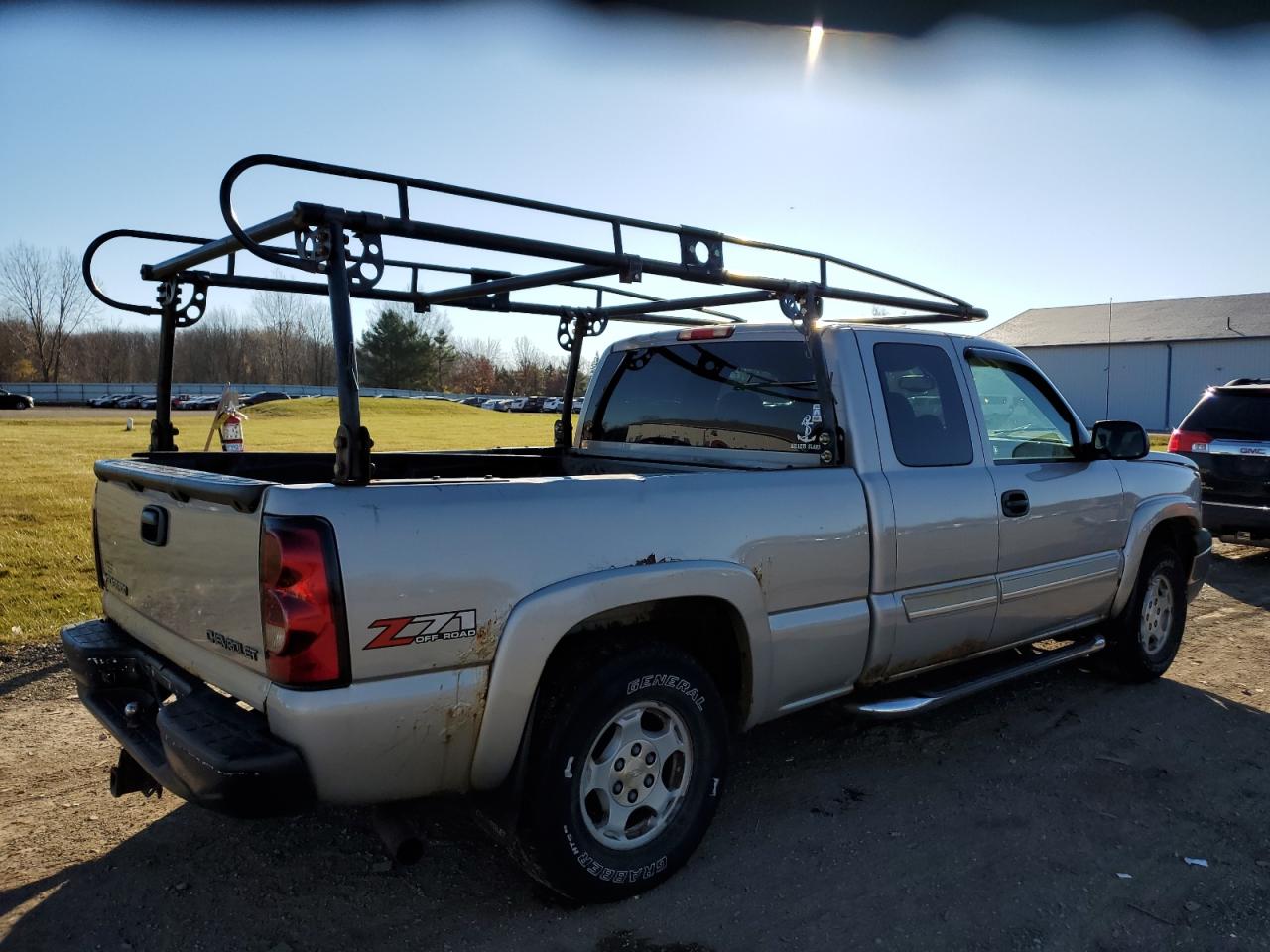 Image 3 of 2004 CHEVROLET SILVERADO K1500 2004 with VIN 2GCEK19T841352904