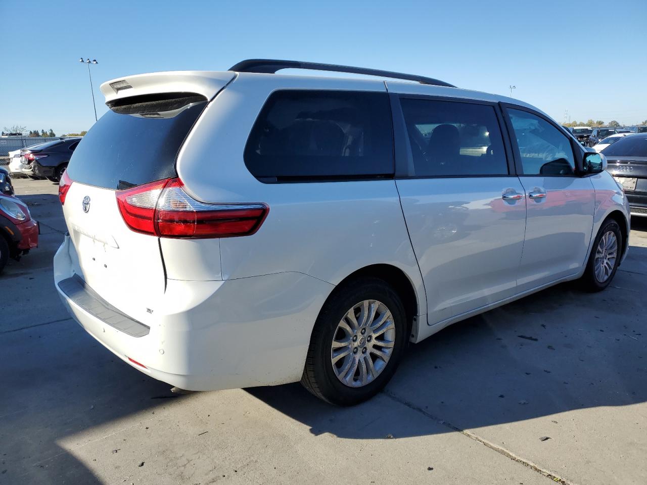Obraz 3 z 2015 TOYOTA SIENNA XLE 2015 z VIN 5TDYK3DC2FS647055