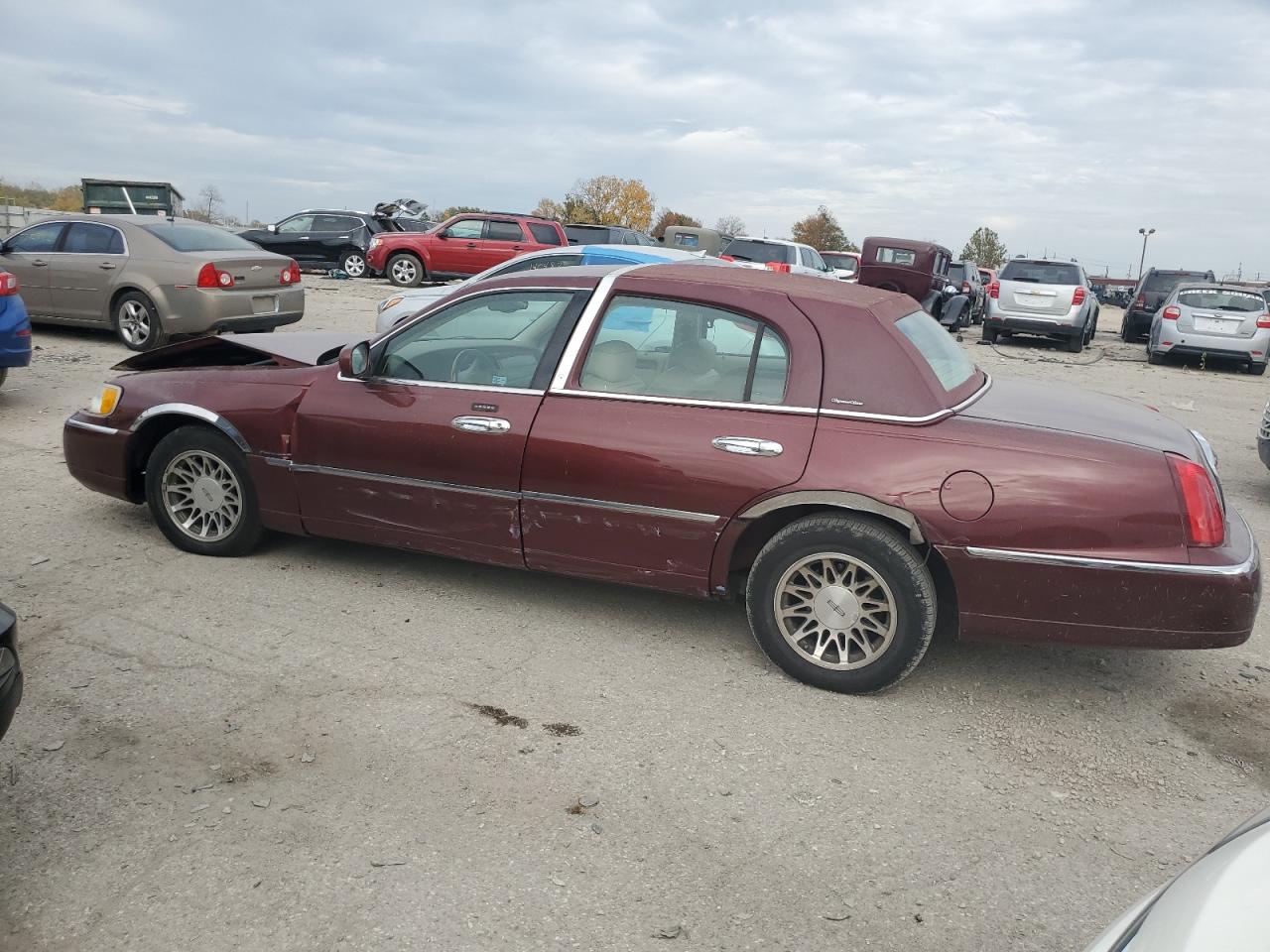 Image 2 of 2002 LINCOLN TOWN CAR SIGNATURE 2002 with VIN 1LNHM82WX2Y653930