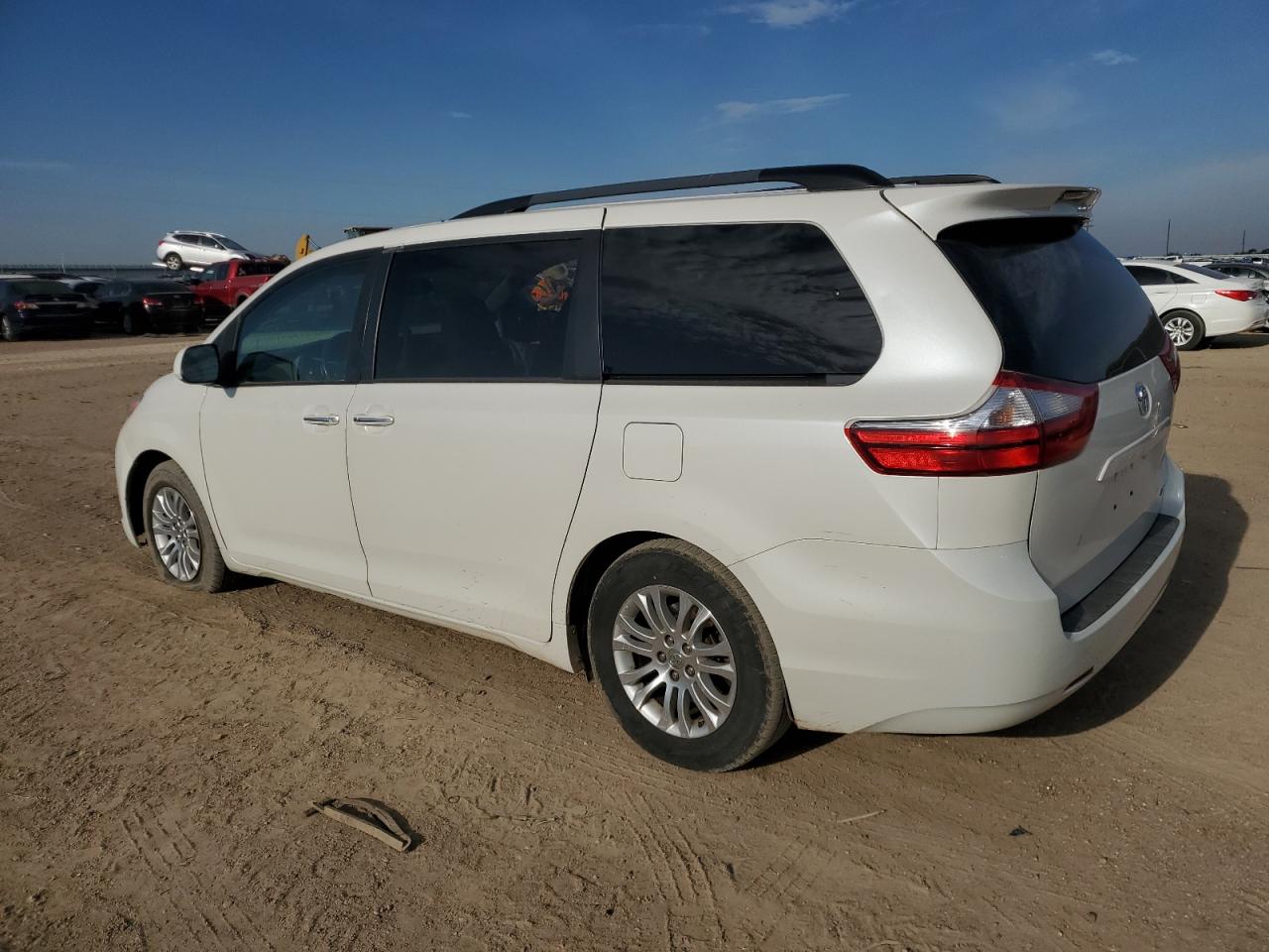 Image 2 of 2016 TOYOTA SIENNA XLE 2016 with VIN 5TDYK3DC3GS745268