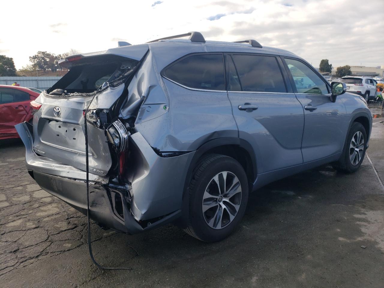 Image 3 of 2022 TOYOTA HIGHLANDER XLE 2022 with VIN 5TDHZRBH0NS173795