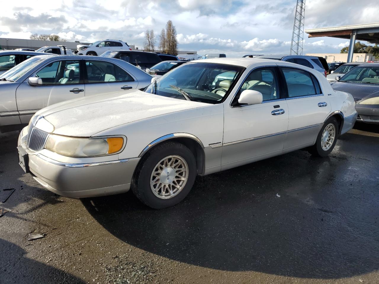 Image 1 of 1999 LINCOLN TOWN CAR SIGNATURE 1999 with VIN 1LNHM82W3XY661570
