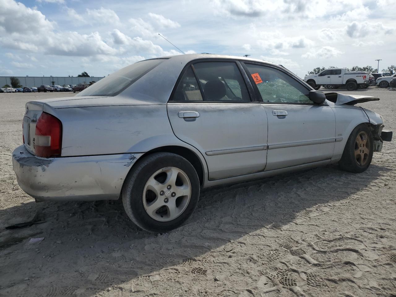 Image 3 of 2000 MAZDA PROTEGE ES 2000 with VIN JM1BJ2217Y0203888
