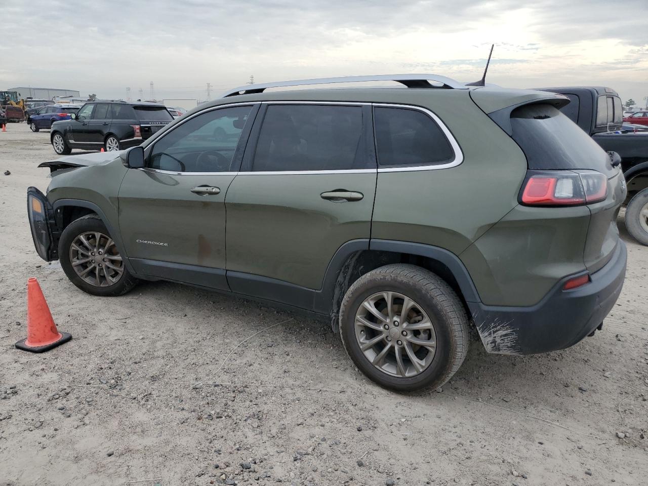 Image 2 of 2019 JEEP CHEROKEE LATITUDE PLUS 2019 with VIN 1C4PJLLB5KD247648