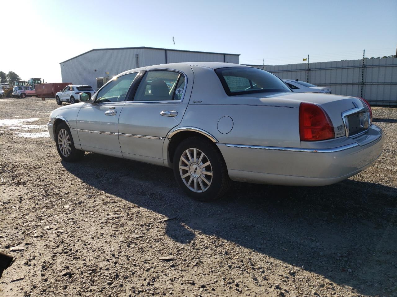 Изображение 2 2006 LINCOLN TOWN CAR SIGNATURE 2006 с VIN 1LNHM81WX6Y606825