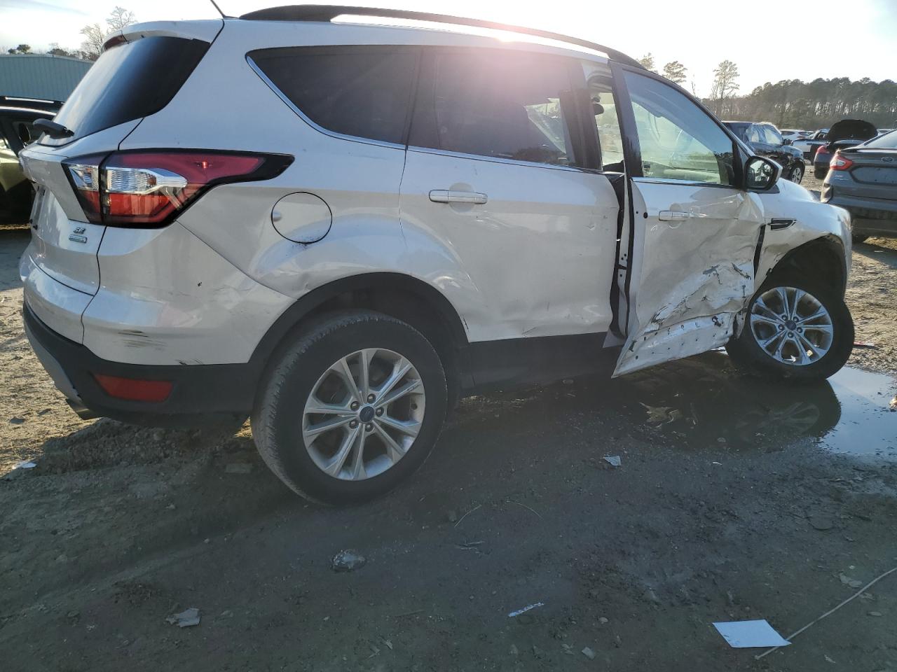 Image 3 of 2018 FORD ESCAPE SE 2018 with VIN 1FMCU0GD1JUB98376