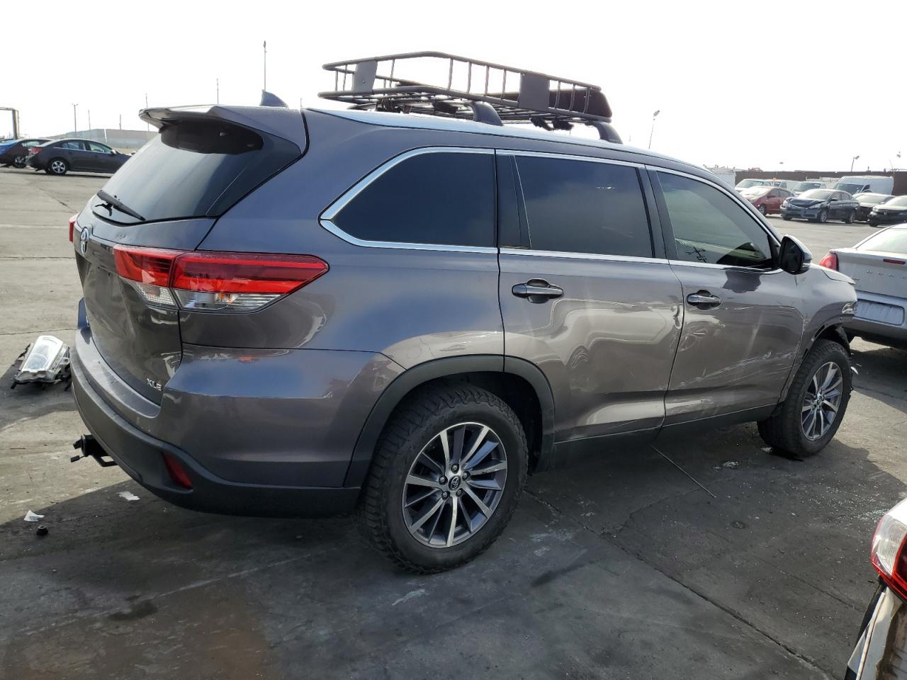 Image 3 of 2019 TOYOTA HIGHLANDER SE 2019 with VIN 5TDKZRFH4KS317120