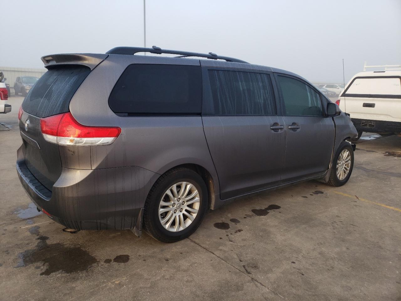 Obraz 3 z 2014 TOYOTA SIENNA XLE 2014 z VIN 5TDYK3DC4ES425504