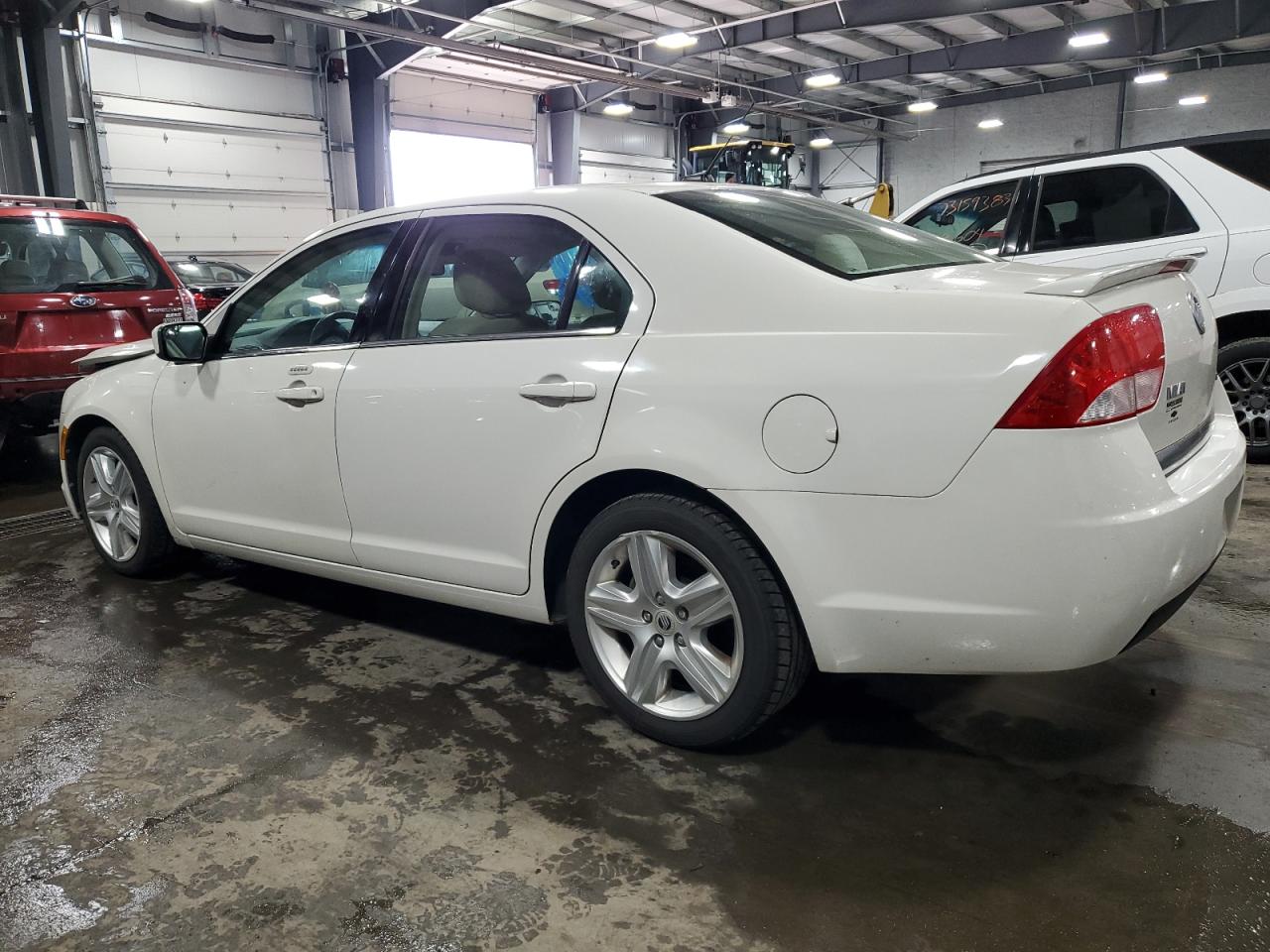 Изображение 2 Mercury Milan 2011 с VIN 3MEHM0HA3BR600100