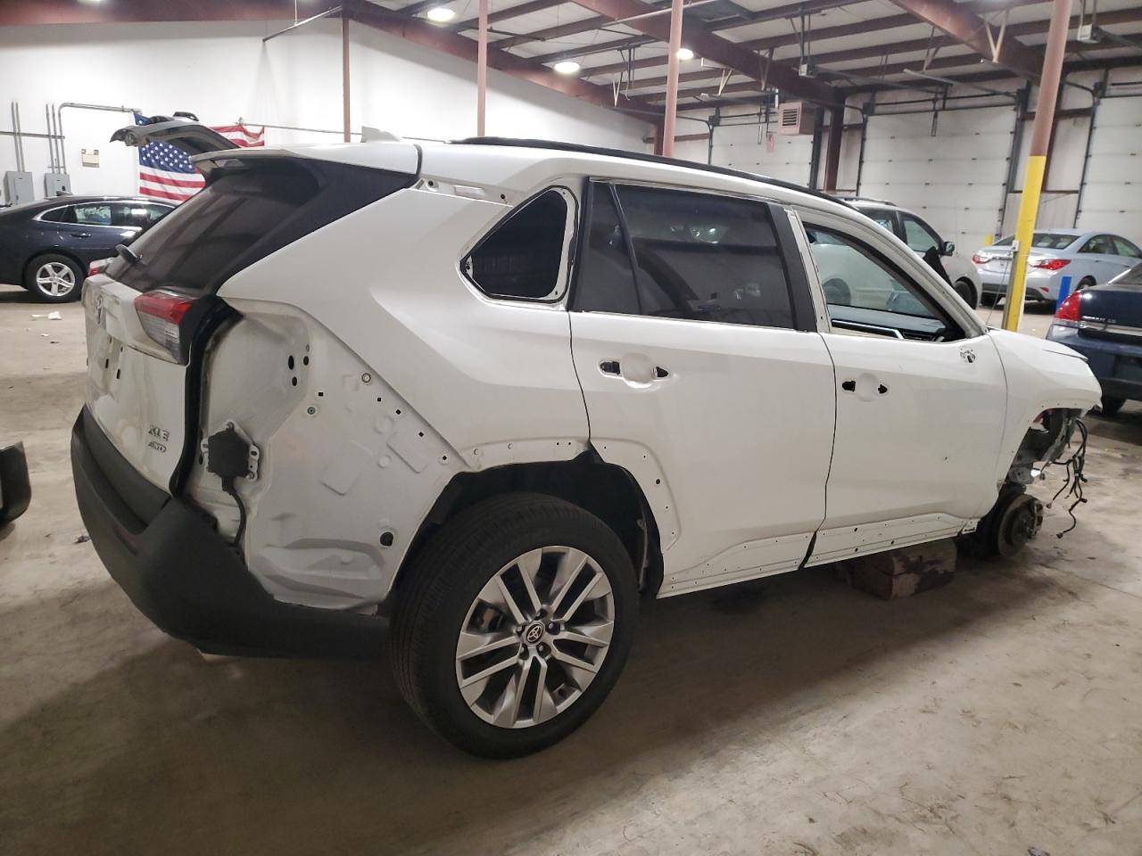 Obraz 3 z 2022 TOYOTA RAV4 XLE PREMIUM 2022 z VIN 2T3A1RFV5NW268621