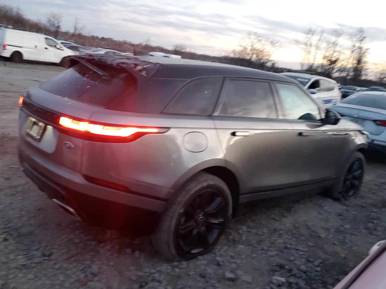 Obraz 3 z 2020 LAND ROVER RANGE ROVER VELAR R-DYNAMIC S 2020 z VIN SALYK2FV8LA271083