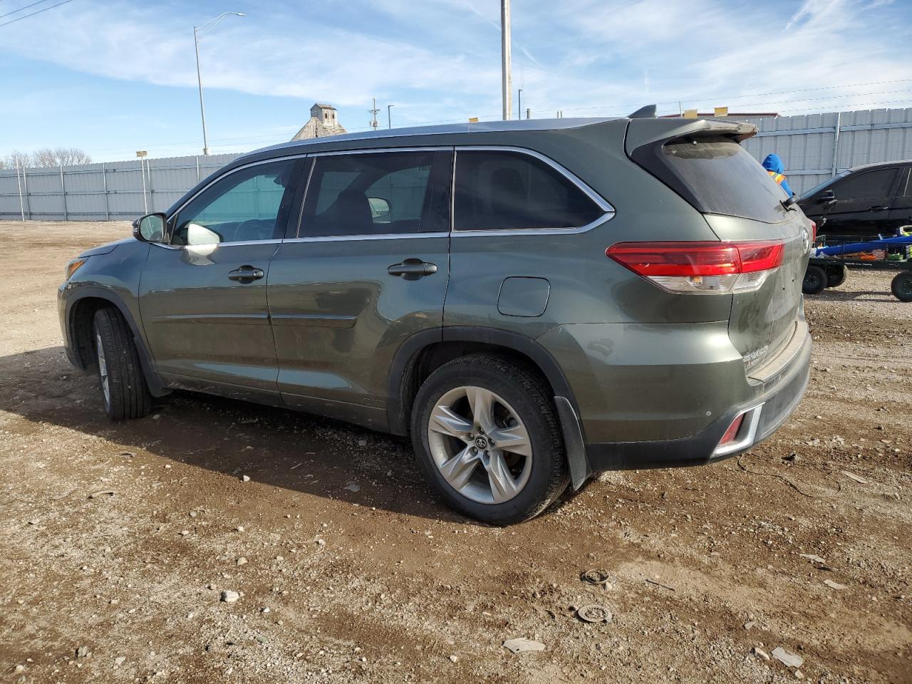 Image 2 of 2019 TOYOTA HIGHLANDER LIMITED 2019 with VIN 5TDDZRFH5KS710696