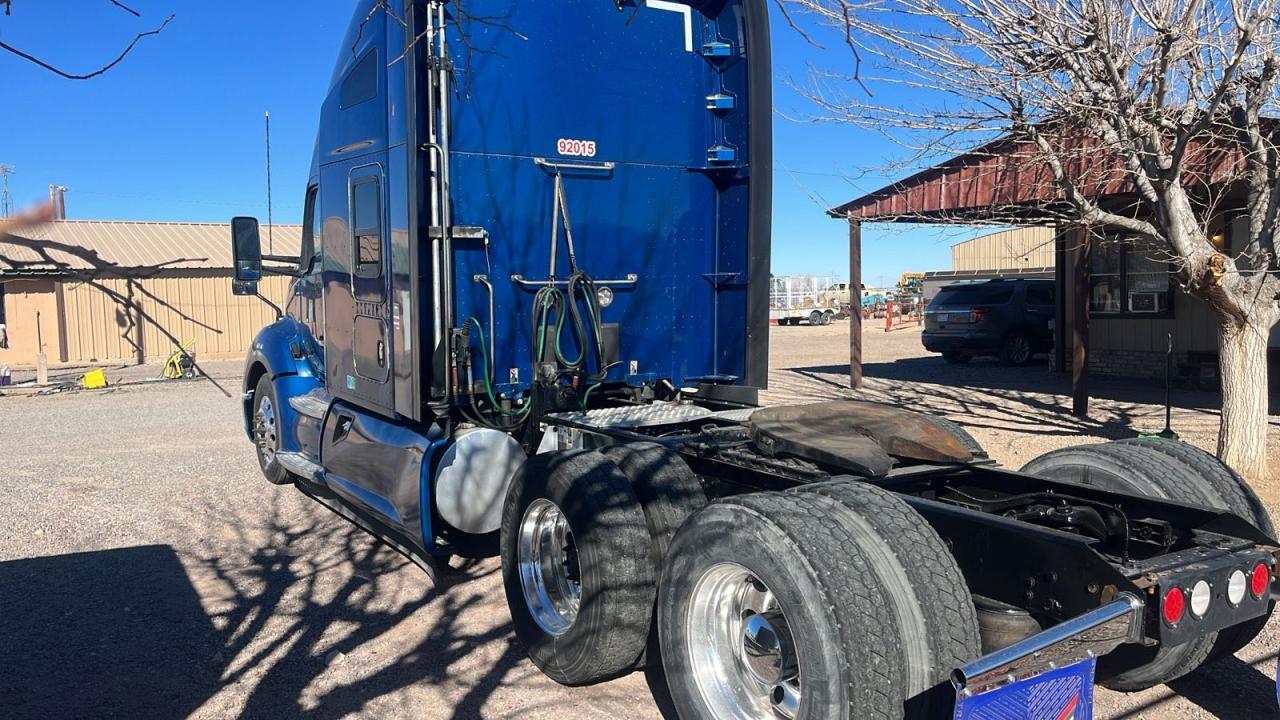 Image 3 of 2021 KENWORTH CONSTRUCTION T680 2021 with VIN 1XKYD49X5MJ455736