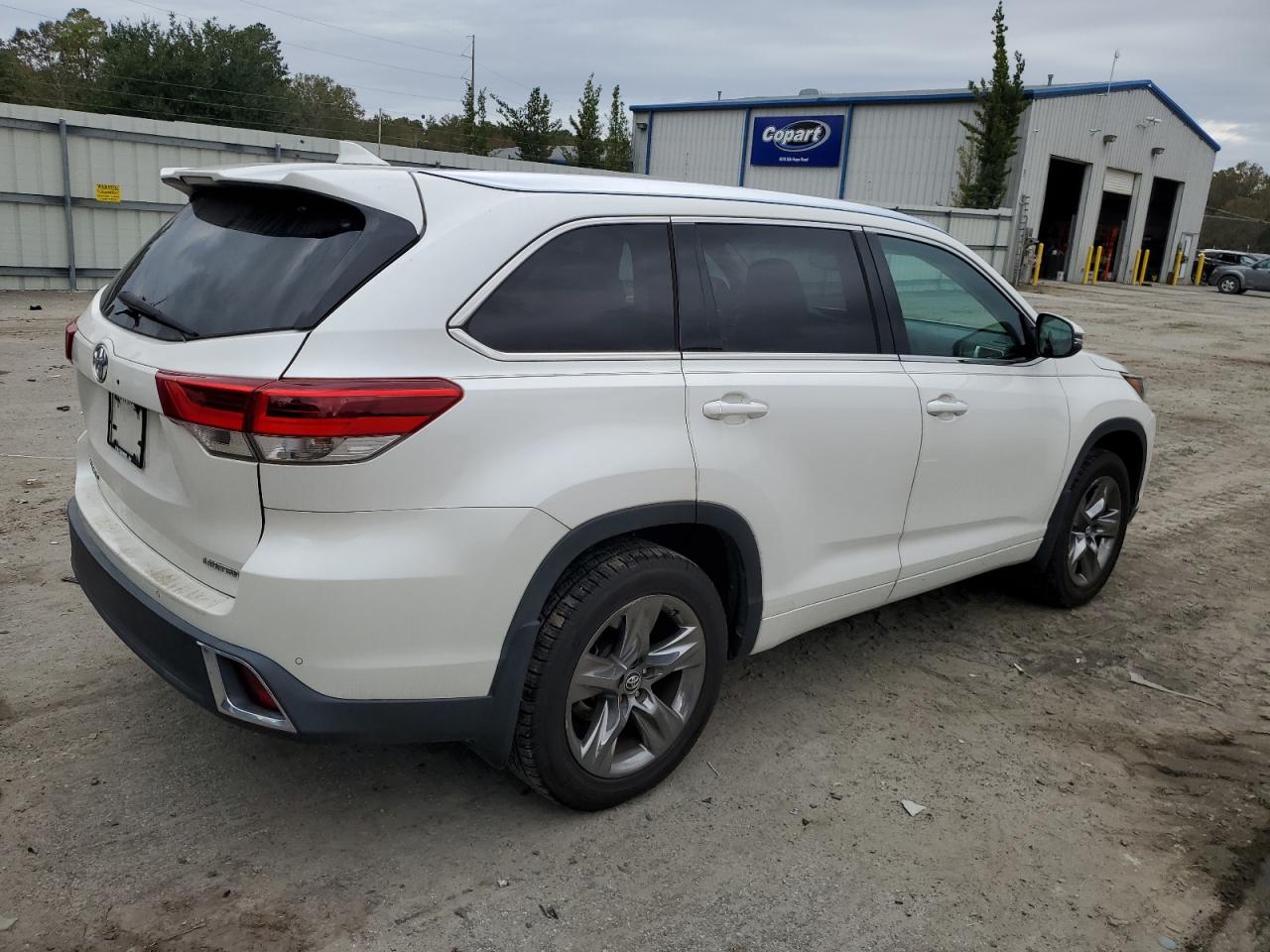 Image 3 of 2018 TOYOTA HIGHLANDER LIMITED 2018 with VIN 5TDYZRFH7JS283439