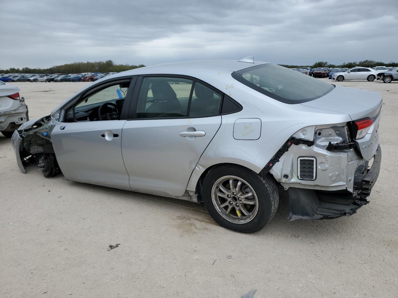 Obraz 2 z 2020 TOYOTA COROLLA LE 2020 z VIN JTDEBRBE8LJ028639