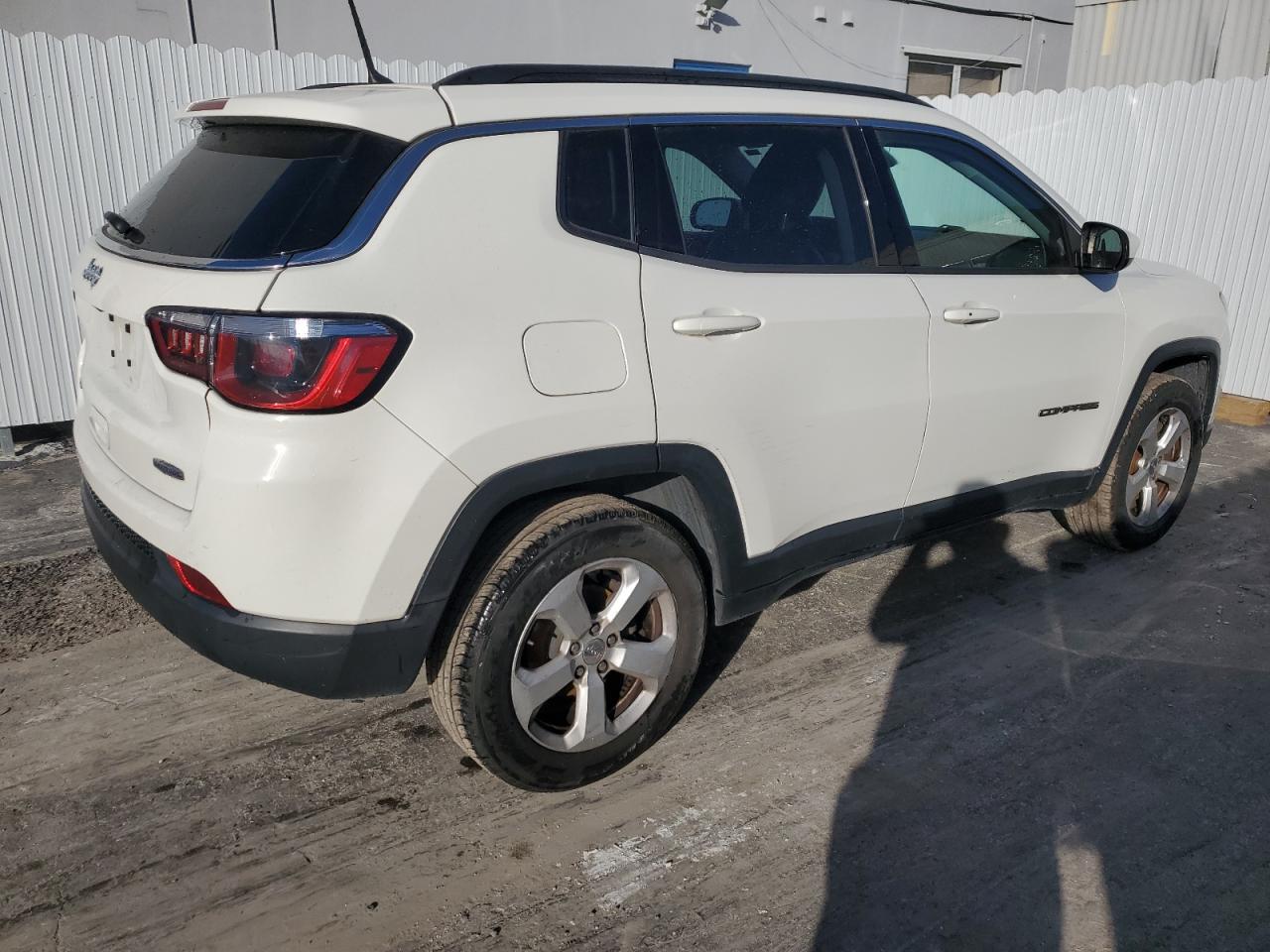 Image 3 of 2018 JEEP COMPASS LATITUDE 2018 with VIN 3C4NJDBBXJT162330