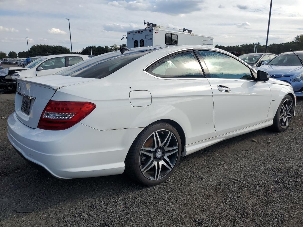 Изображение 3 2014 MERCEDES-BENZ C 250 2014 с VIN WDDGJ4HB0EG277339